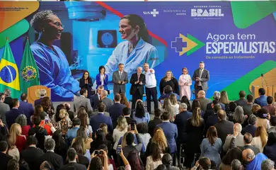 Brasília, (DF) 30/04/2025 - Presidente Luiz Inácio Lula da Silva (c), acompanhado do ministro da Saúde, Alexandre Padilha (c), durante cerimonia do novo programa para acelerar o atendimento e aproximar a população dos médicos especialistas no sistema único de saúde (SUS).
Foto: Fabio Rodrigues-Pozzebom/ Agência Brasil