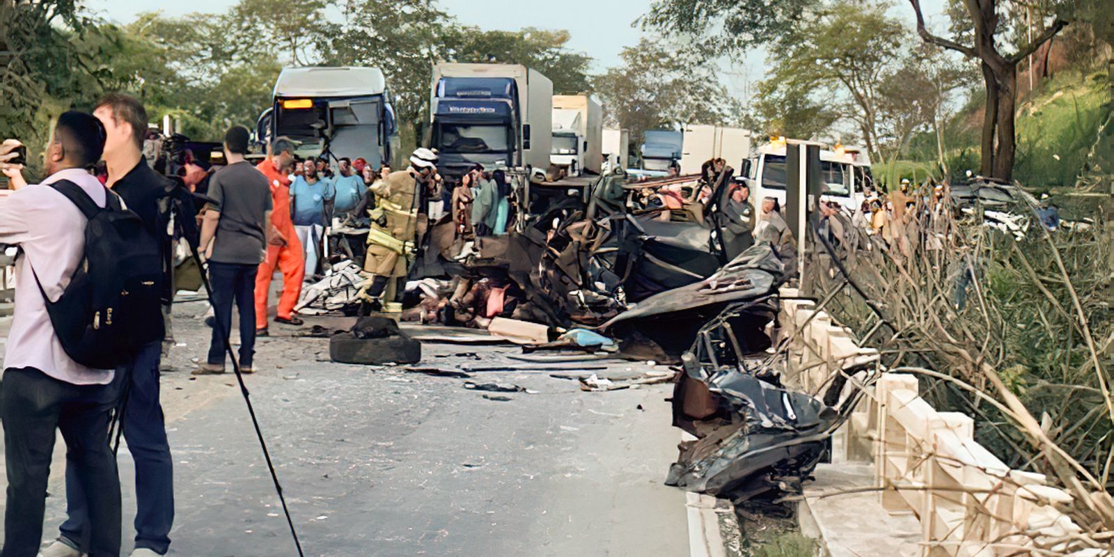 Acidente entre ônibus e caminhonete deixou ao menos 8 mortos em Minas | Agência Brasil