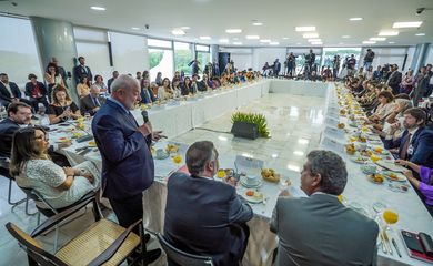 Brasília (DF), 27/10/2023, O presidente Lula, fala com a imprensa, durante café da manhã com jornalistas, no Palácio do Planalto. Foto: Rafa Neddermeyer/Agência Brasil