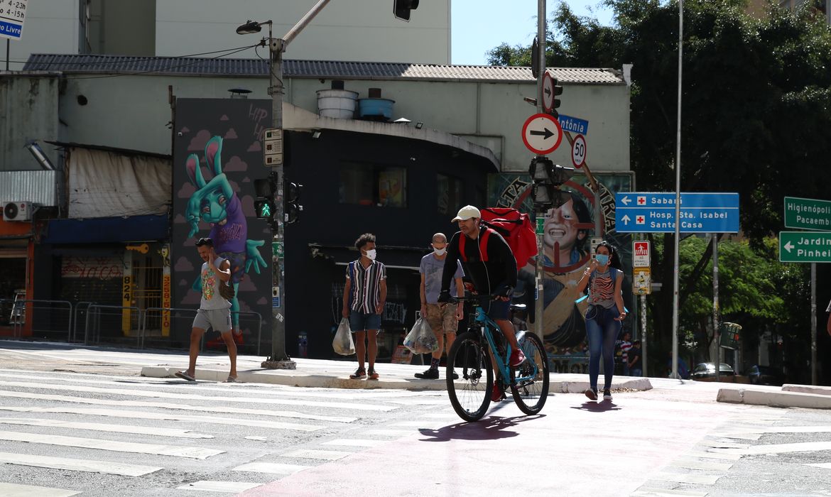 Pedestres utilizam máscaras de proteção contra covid-19 na rua da Consolação