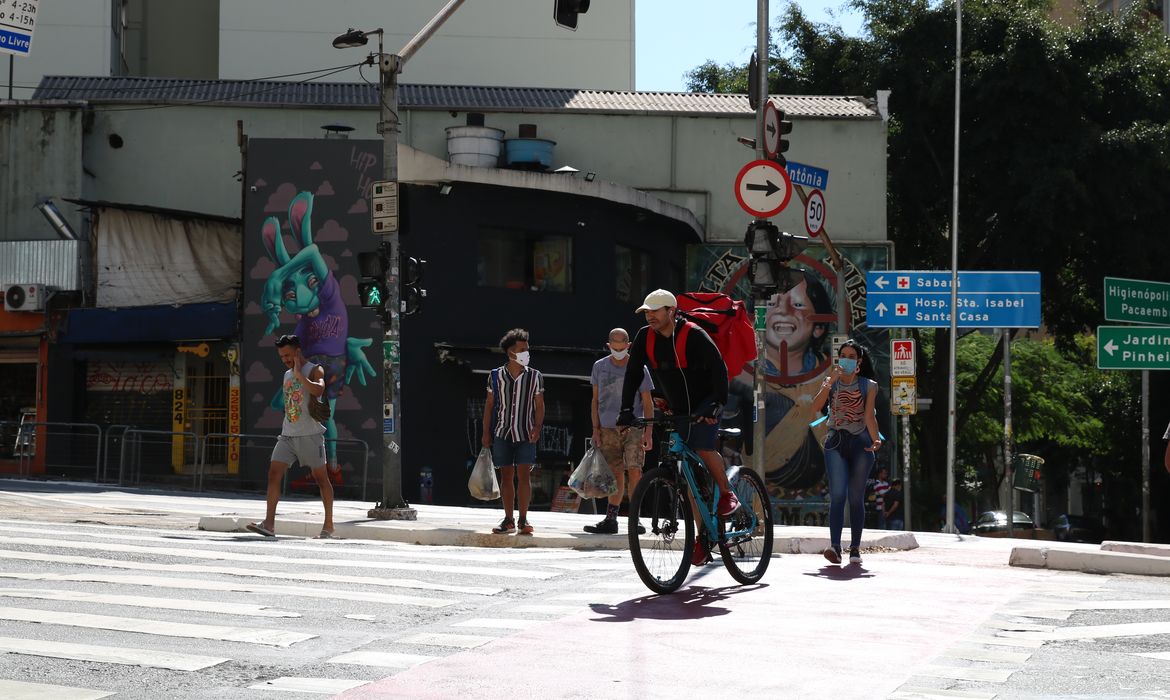 Rovena Rosa/Agência Brasil Pedestres utilizam máscaras de proteção contra covid-19 na rua da Consolação
