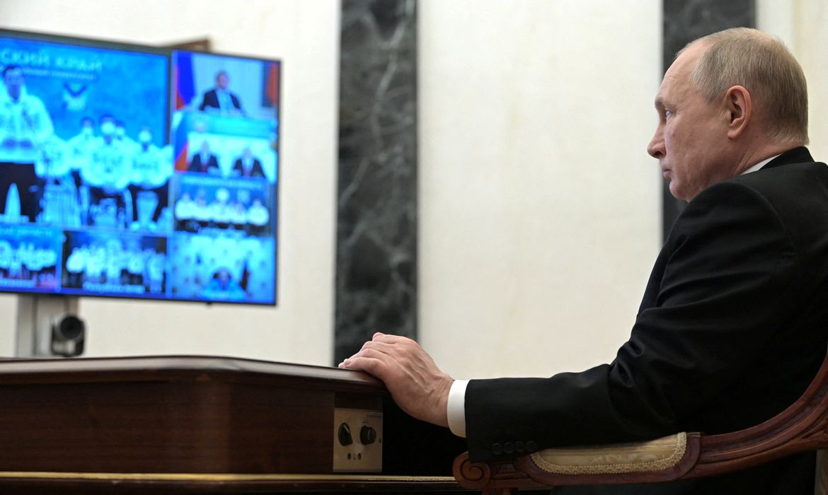 Presidente russo, Vladimir Putin, durante videoconferência em Moscou