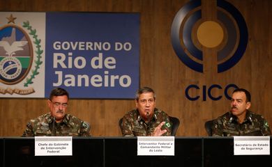 Rio de Janeiro - O interventor federal na segurança pública do Rio de Janeiro, general Walter Braga Netto, fala à imprensa(Tânia Rêgo/Agência Brasil) 