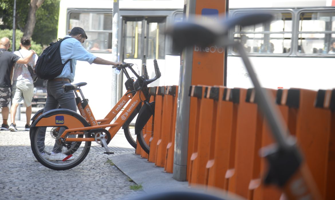 Estação de bicicletas compartilhadas na Lapa, centro do Rio de Janeiro
