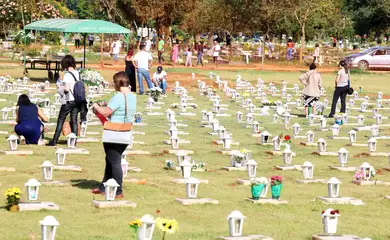 Brasília (DF), 02/11/2025 - Pessoas visitam túmulos durante o dia de Finados, no cemitério Campo da Esperança. Foto: Valter Campanato/Agência Brasil