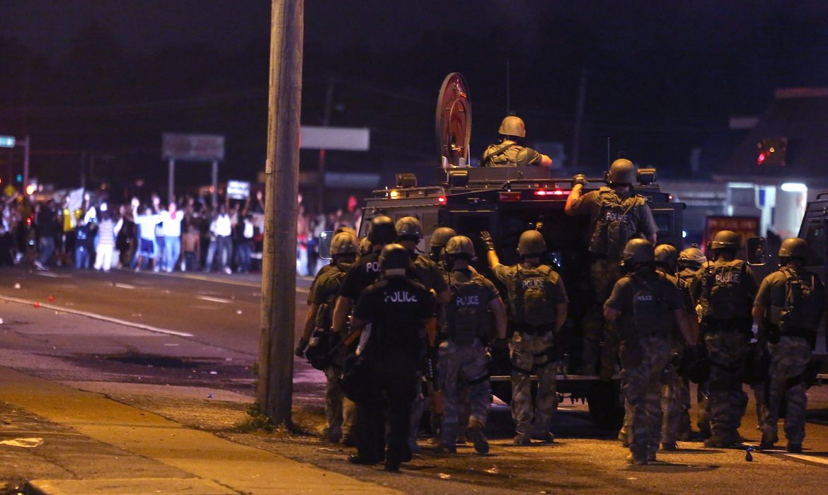 Polícia tenta dispersar manifestantes que continuam os protestos contra o assassinato de Michael Brown, in Ferguson, no Missouri 