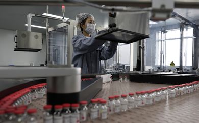 Funcionário trabalha na linha de produção da vacina de dose única contra a Covid-19 da CanSino em Tianjin