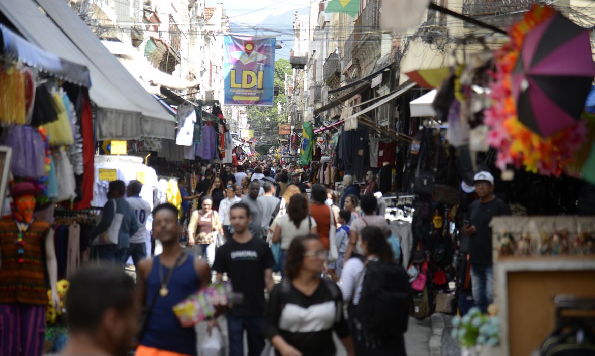 Pedestres nas ruas na tradicional área de compras do Saara, no centro do Rio de Janeiro