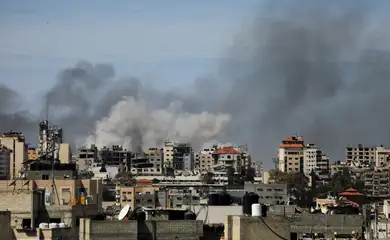 Fumaça durante invasão israelense no hospital Al Shifa em Gaza 21/3/2024 REUTERS/Dawoud Abu Alkas