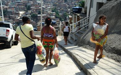 Moradores do Complexo do Alemão recebem doações do Banco de Alimentos da Ceasa, em cerca de 200 sacas com 8 kg contendo frutas, legumes e verduras (Fernando Frazão/Agência Brasil)