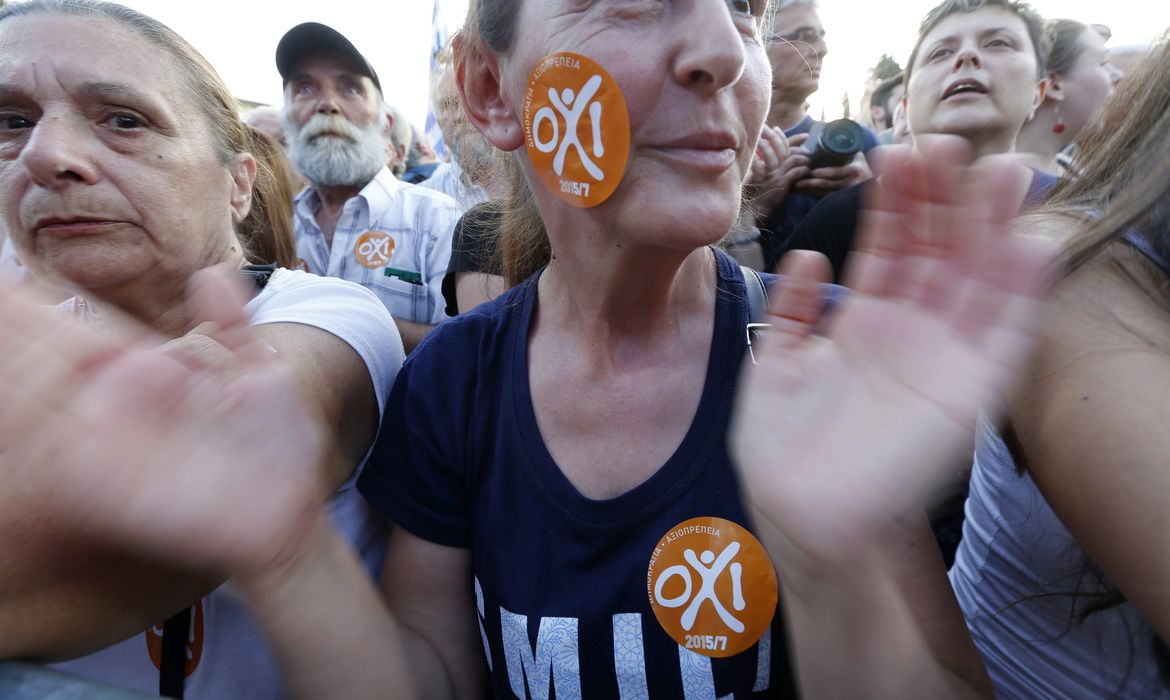 Manifestantes tomam ruas de Atenas, dois dias antes do referendo  x