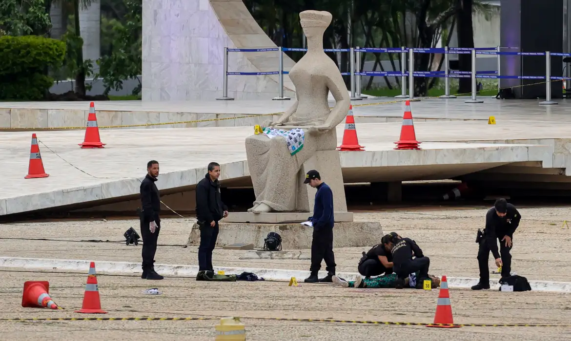 Brasília (DF) 14/11/2024 - Policiais fazem perícia no corpo de Francisco Wanderley Luiz, de 59 anos, em frente ao STF. Segundo a Polícia Civil do DF, Francisco foi autor das explosões ocorridas nesta quarta-feira (13) na Praça dos Três Poderes.Foto: Fabio Rodrigues-Pozzebom/Agência Brasil