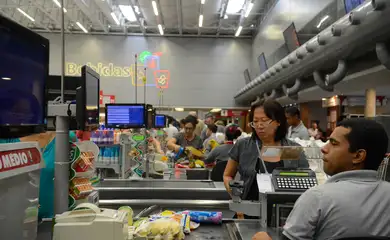 Vitória (ES) - Supermercados lotados com filas nos caixas e na entrada funcionam com horário reduzido (Tânia Rêgo/Agência Brasil)