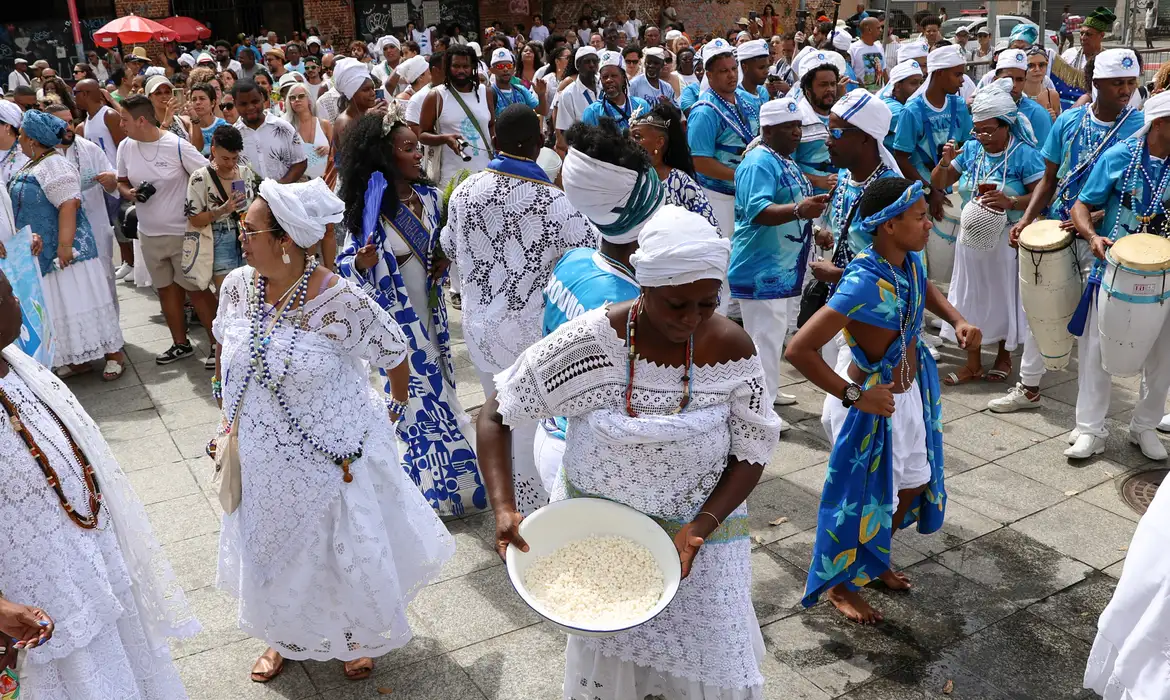 Rio de Janeiro (RJ), 02/02/2025 – Filhos de Gandhi celebra Dia de Iemanjá na zona portuária do Rio de Janeiro. Foto: Tomaz Silva/Agência Brasil