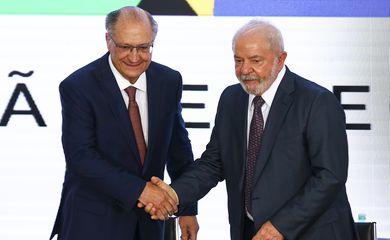 O vice-presidente da República, Geraldo Alckmin, e o presidente, Luiz Inácio Lula da Silva, durante solenidade de investidura no cargo de ministro do Desenvolvimento, Indústria, Comércio e Serviços (MDIC), no Palácio do Planalto.