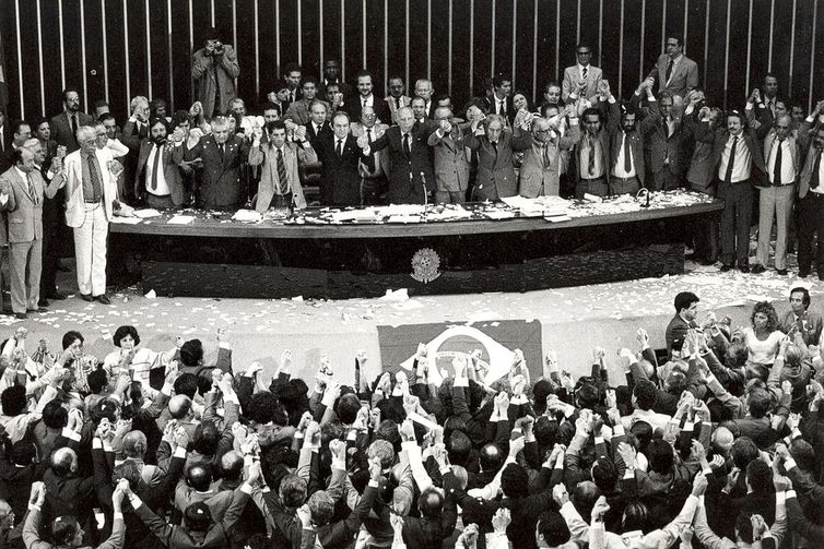 Constituição de 1988 promulgada