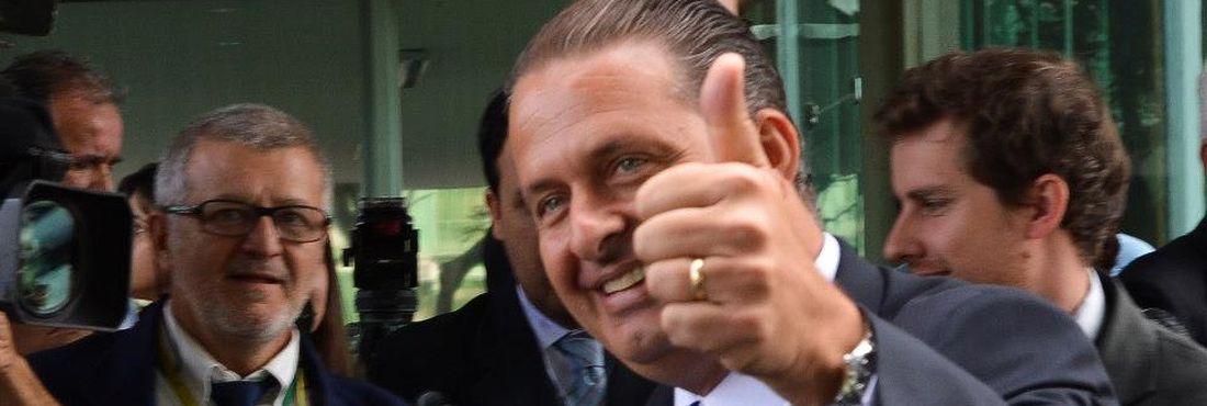 O governador de Pernambuco, Eduardo Campos, fala à imprensa após encontro com o ministro da Fazenda, Guido Mantega