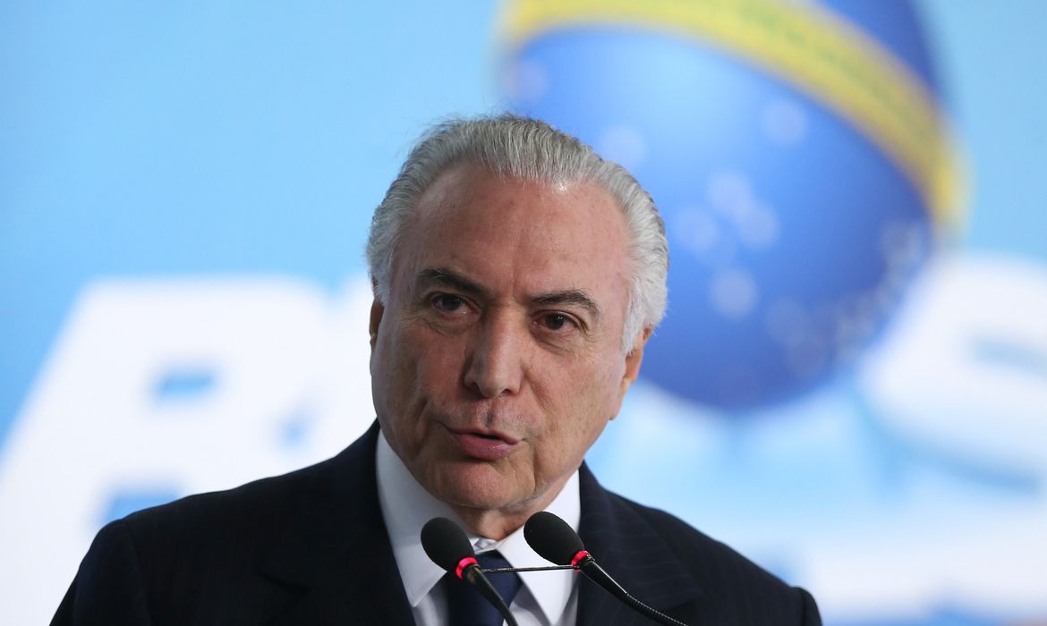 Brasília - O Presidente Michel Temer, em cerimônia de sanção da lei que possibilita descontos para pagamentos feitos em dinheiro (José Cruz/Agência Brasil)