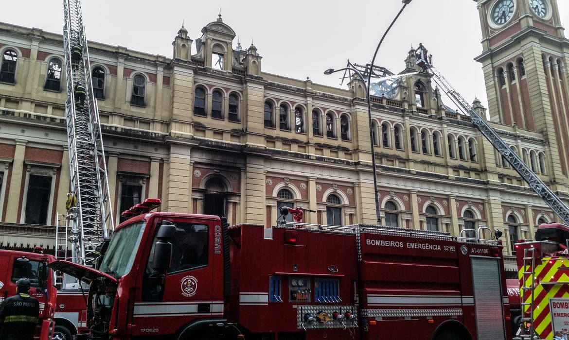 São Pauloo - Bombeiros combatem incêndio de grandes proporções no Museu da Língua Portuguesa (Daniel Mello/Agência Brasil)