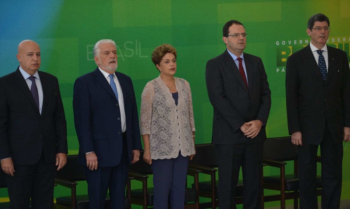 Brasília - A presidenta Dilma Rousseff participa da solenidade de posse dos ministros da Fazenda, Nelson Barbosa, e do Planejamento, Orçamento e Gestão, Valdir Simão, no Palácio do Planalto (José Cruz/Agência Brasil)