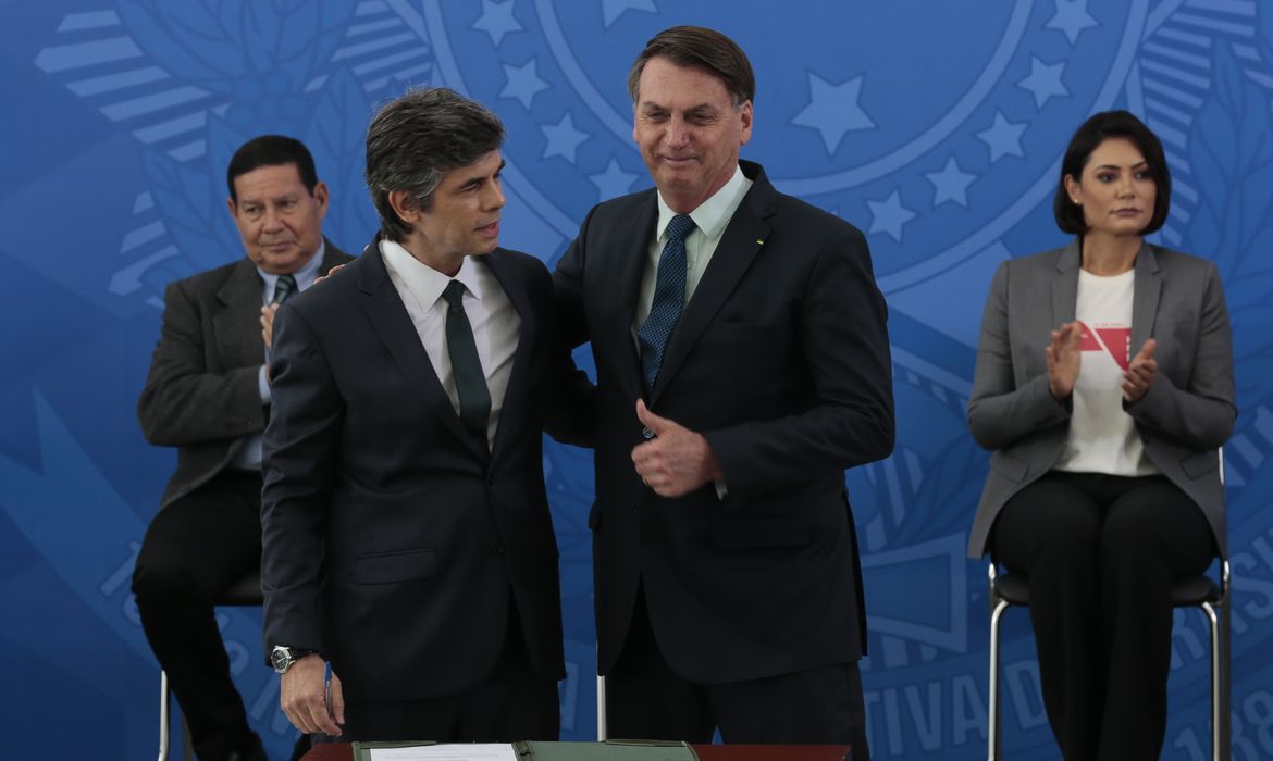 O ministro da Saúde, Nelson Teich e o presidente da República, Jair Bolsonaro, durante solenidade de posse no Palácio do Planalto