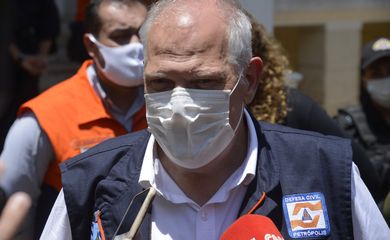 O prefeito de Petrópolis, Rubens Bomtempo fala à imprensa após reunião com autoridades na prefeitura da cidade