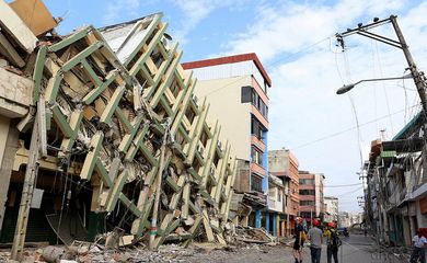 Prédios inteiros de Portoviejo, capital da província de Manabi, foram destruídos pelo terremoto que assolou cidades costeiras do Equador no dia 16 de abril