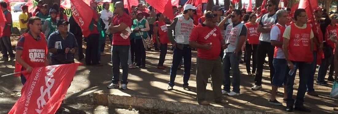 Servidores federais em greve desde 18 de junho fizeram nesta quarta (15/8) uma passeata pela Esplanada dos Ministérios reivindicando negociação com o governo