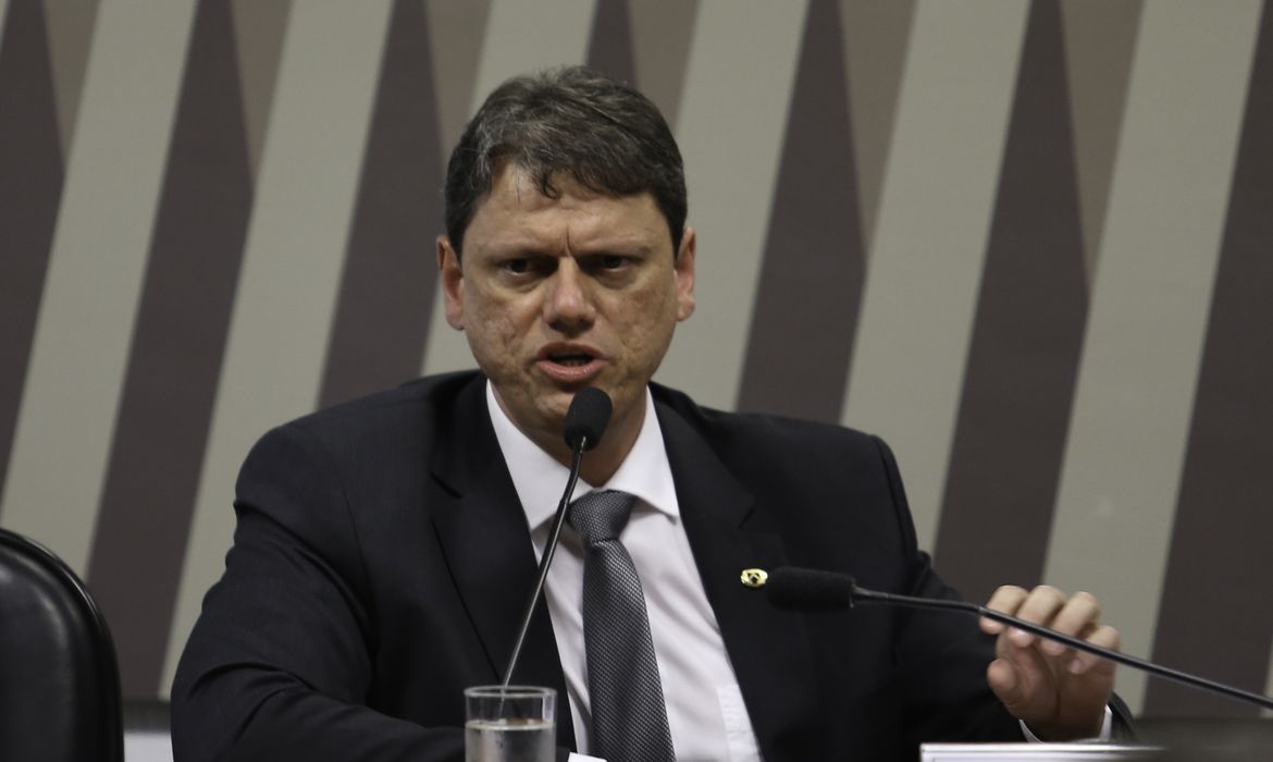 O ministro da Infraestrutura, Tarcísio Gomes de Freitas, participa de audiência pública na Comissão de Infraestrutura (CI) do Senado.