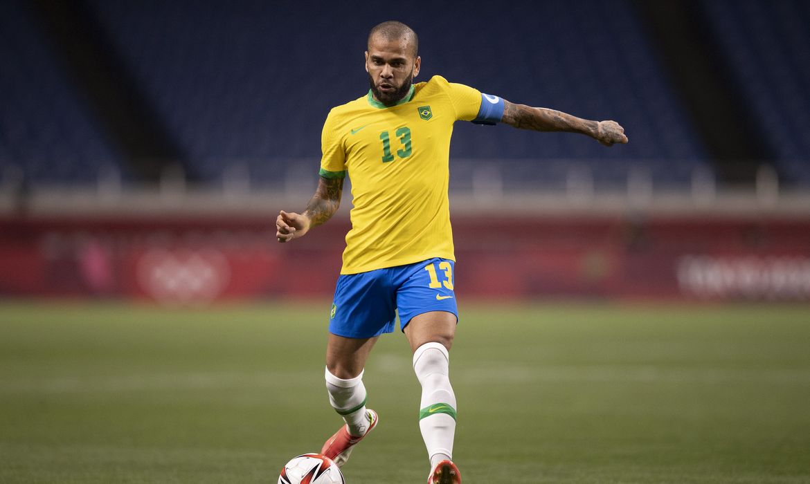 Daniel Alves se tornará o jogador brasileiro mais velho a jogar
