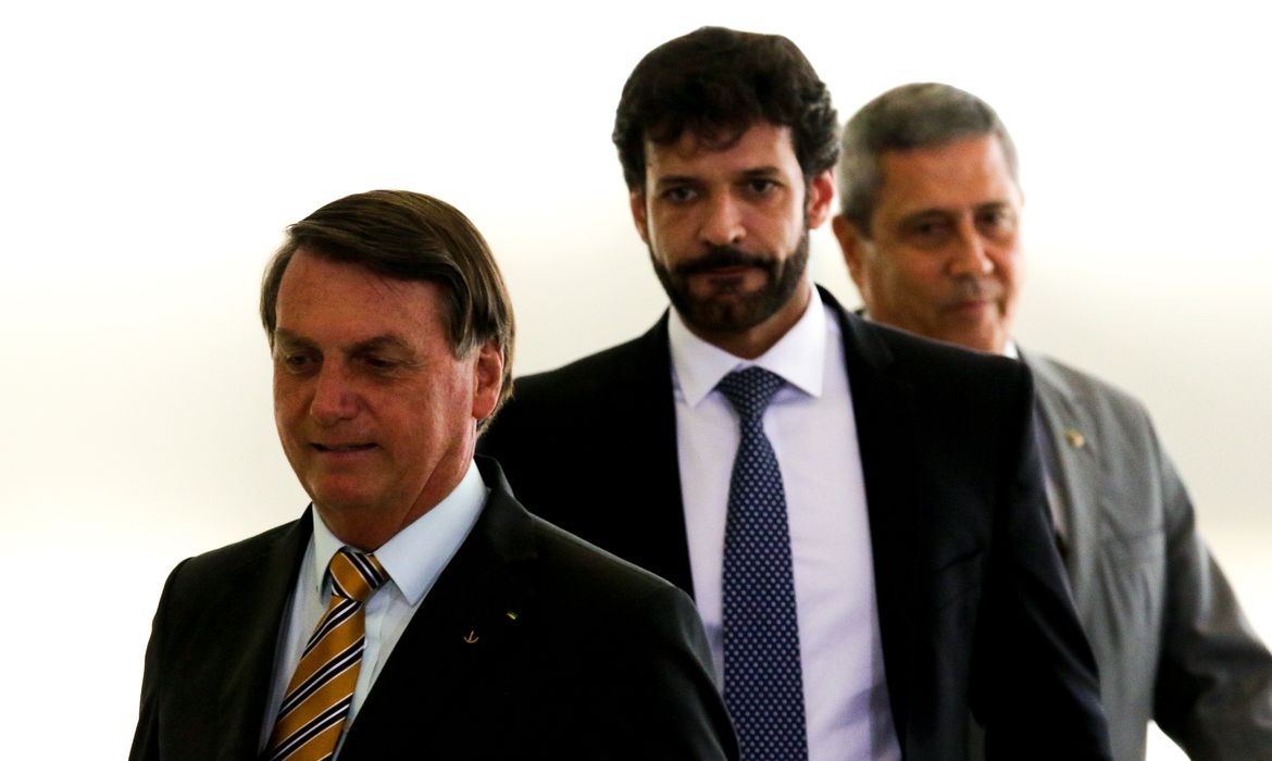 Presidente Jair Bolsonaro, acompanhado pelos ministros do Turismo, Marcelo Álvaro Antônio e da Casa Civil, Braga Neto, durante o lançamento da retomada do turismo no Palácio do Planalto