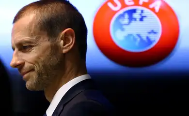 Presidente da Uefa, Aleksander Ceferin, chega para entrevista coletiva em Stara Pazova, na Sérvia