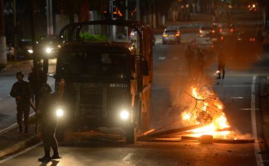 Vitória (ES) - Clima de tensão durante protesto de moradores em frente ao Comando Geral da Polícia Militar do Espírito Santo em Maruípe(Tânia Rêgo/Agência Brasil)