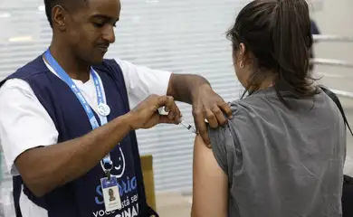 Rio de Janeiro (RJ), 24/04/2025 – Vacinação de pacientes em campanha contra a Influenza (gripe) no Super Centro Carioca de Saúde, em Benfica. Foto: Fernando Frazão/Agência Brasil