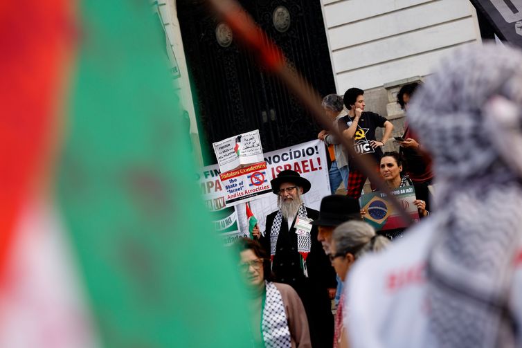 Tânia Rêgo/Agência Brasil Rio de Janeiro (RJ), 07/07/2025 - Grupos ligados ao Comite de Solidariedade com a Luta do Povo Palestino fazem manifestação contra o genocídio do povo palestino na Faixa de Gaza e por uma Palestina livre, na Cinelândia, no centro da cidade. Foto: Tânia Rêgo/Agência Brasil