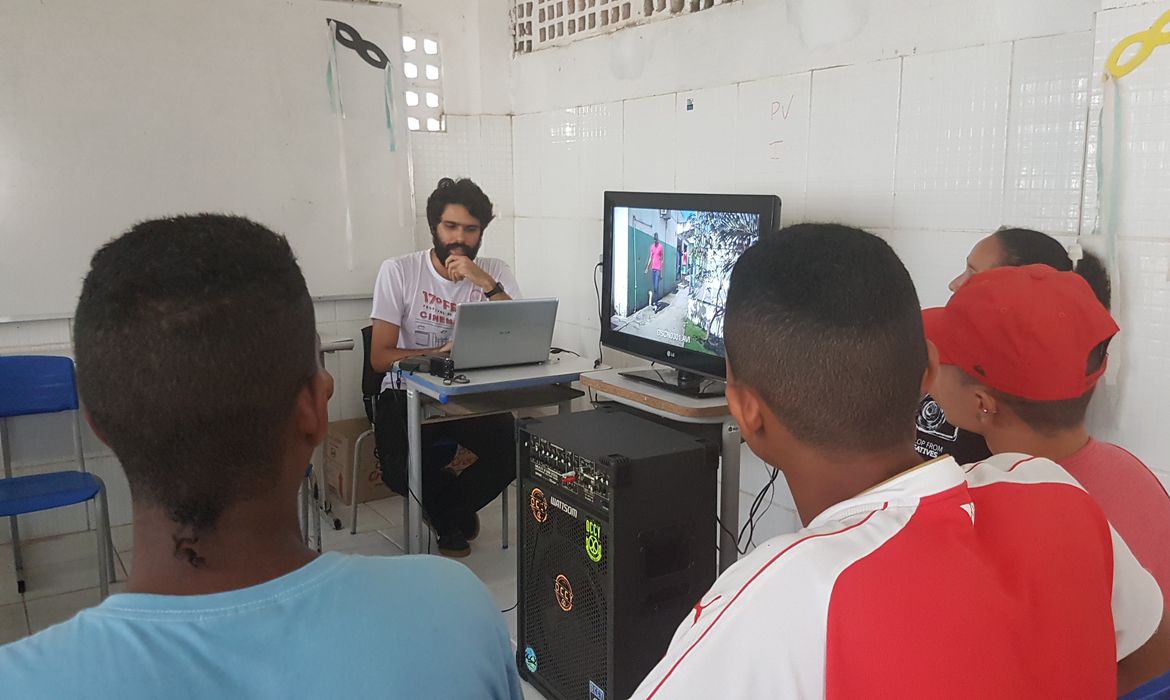 Recife - Ideia do projeto é usar o cinema para fazê-los pensar sobre seu lugar no mundo, disse o coordenador Caio Sales (Sumaia Villela/Agência Brasil)