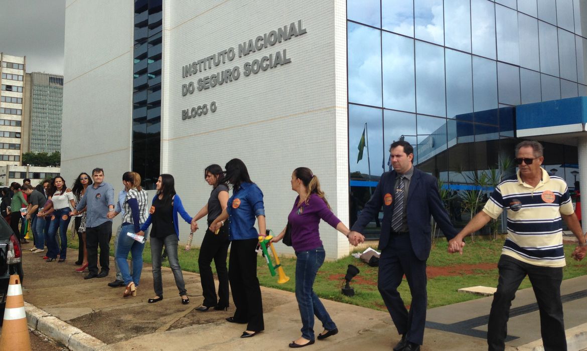 Brasília - Para lembrar o Dia Nacional dos Aposentados e da Previdência Social, representantes do movimento nacional A Previdência é nossa! Pelo Direito de se Aposentar! fazem um abraçaço em frente ao prédio do  ministério. O ato também é