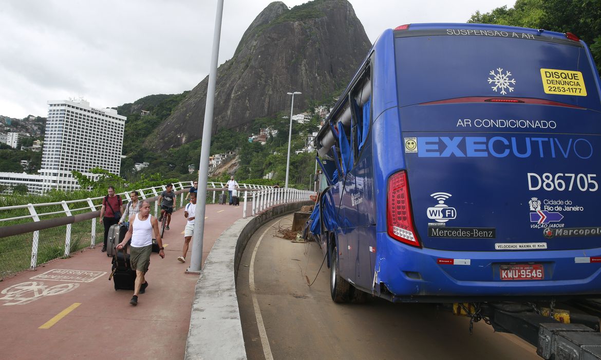 Turistas deixam hotel Sheraton, após retirada do ônibus soterrado por deslizamento de terra e árvores na Avenida Niemeyer, em São Conrado.
