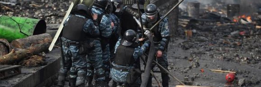 Polícia ucraniana atua em manifestações. Novo governo pede julgamento de ex-presidente