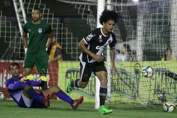 Douglas Luiz marcou o gol da vitória do Vasco