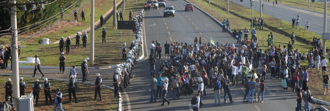 Manifestação de estudantes de Taguatinga fecha faixas da EPTG