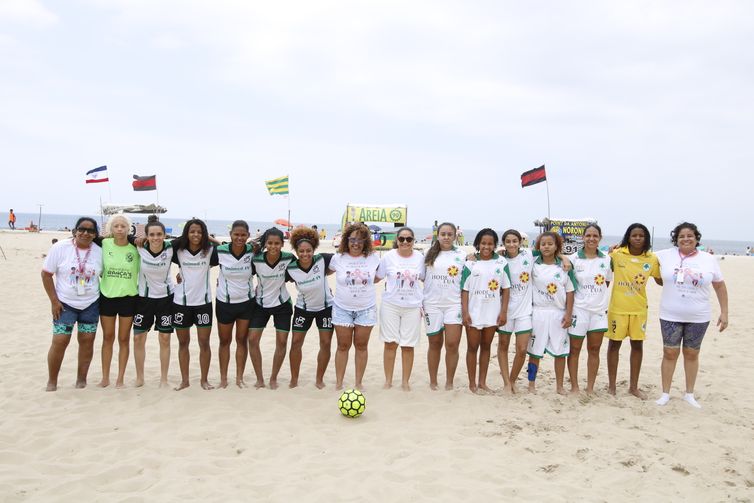  Mulheres jogam futebol na praia de Copacabana  como parte do Outubro Rosa, promovido pela Comissão de Defesa dos Direitos da Mulher da ALERJ