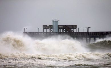 Ondas atingem píer no Alabama ante aproximação do furacão Sally