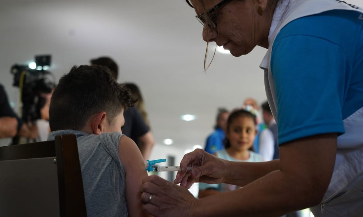 Vacinação - Primeiros repatriados sendo vacinados após chegarem ao Brasil. Foram oferecidas vacinas do calendário padrão do MS. Foto: Jerônimo Gonzalez/MS