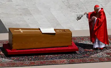 Cardinal Giovanni Battista Re blesses the coffin as he leads the funeral Mass of Pope Francis, in Saint Peter's Square, at the Vatican, April 26, 2025. Reuters/Dylan Martinez/Proibido reprodução