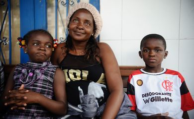 Mães refugiadas contam suas experiências e anseios vivendo no Brasil. Na foto, a congolesa Juliene Kiese e seus dois filhos;  Lamama, à esquerda, e Jordi, à direita (Tomaz Silva/Agência Brasil)