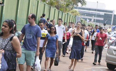 Brasília - Alunos chegam ao UniCEUB para o primeiro dia de provas do Enem 2017 (Valter Campanato/Agência Brasil)