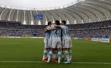 Argentinos comemoram vitória contra nigerianos (Fernando Vergara/AP/Direitos Reservados)