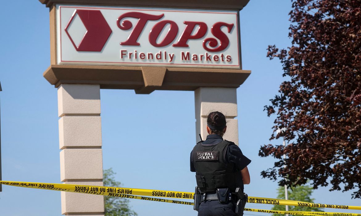 Policial em local de ataque a tiros em supermercado de Buffalo, no Estado norte-americano de Nova York