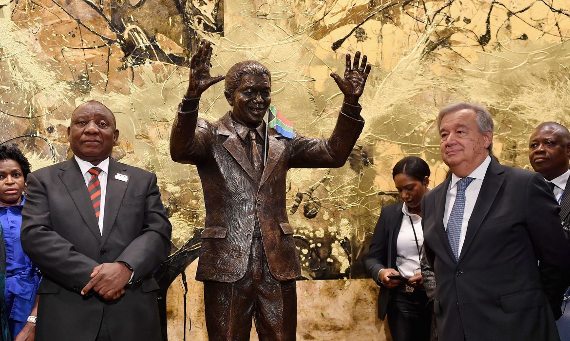 O secretário-geral da ONU, António Guterres, e o presidente da África do Sul, Cyril Ramaphosa durante a inauguração da estátua de Nelson Mandela na sede da Nações Unidas, em Nova York